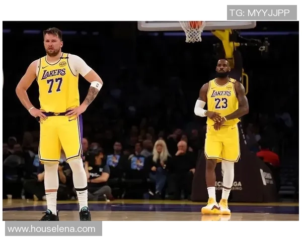 湖人队主场惨败，詹姆斯再砍50+难救主，遭遇连败后是否应调整阵容？